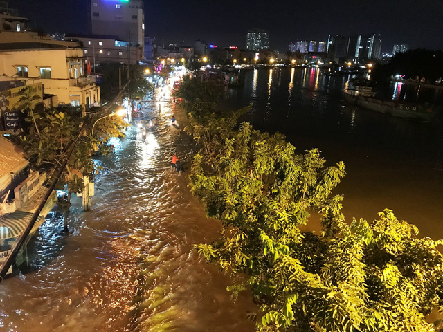 Dân Sài Gòn vật lộn trong biển nước chiều đầu tuần - Hình 13
