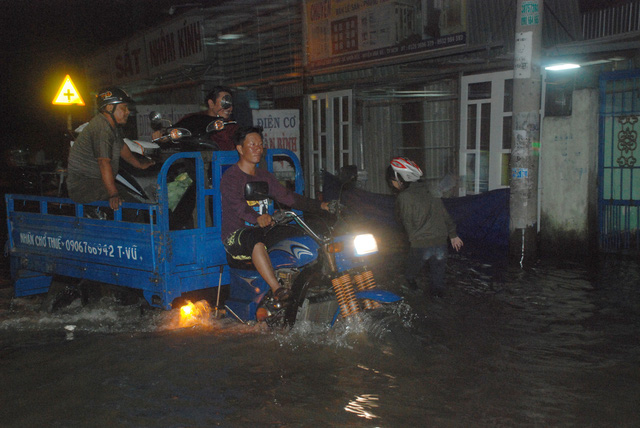 Dân Sài Gòn vật lộn trong biển nước chiều đầu tuần - Hình 7
