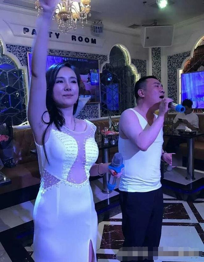 Hết thời, Can Lộ Lộ phải đi phục vụ ở quán karaoke - Hình 1