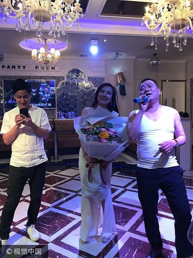 Hết thời, Can Lộ Lộ phải đi phục vụ ở quán karaoke - Hình 2