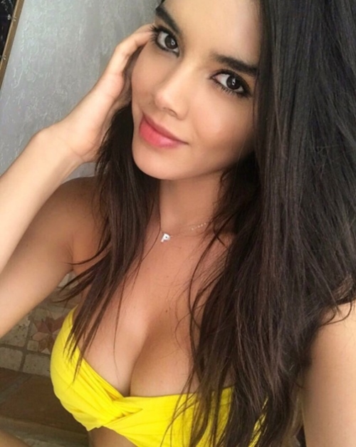 Justin Bieber có bạn gái mới sexy ăn đứt các cô bồ cũ! - Hình 2