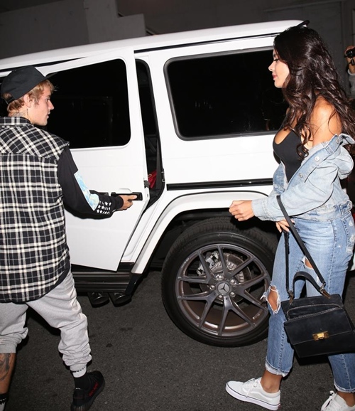 Justin Bieber có bạn gái mới sexy ăn đứt các cô bồ cũ! - Hình 1
