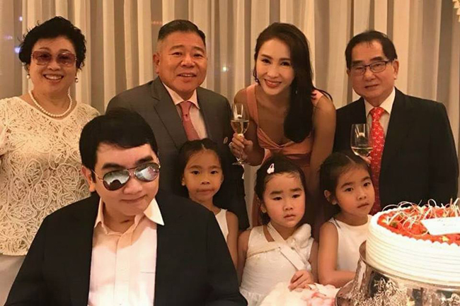 Lê Tư viên mãn hạnh phúc bên bố mẹ và chồng con - Hình 1