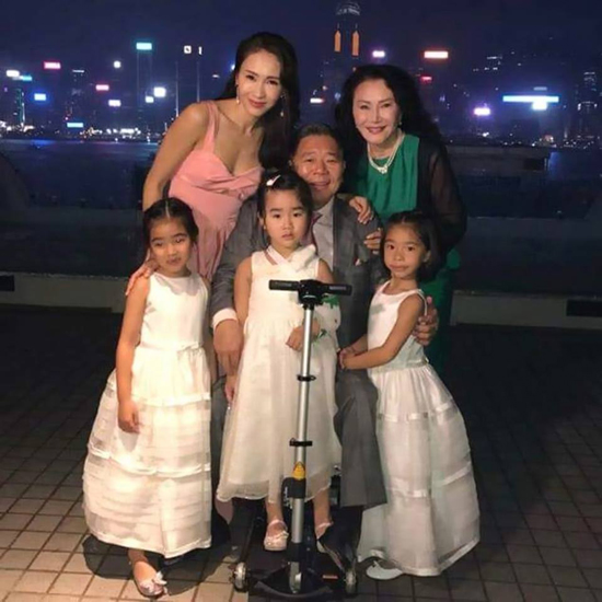 Lê Tư viên mãn hạnh phúc bên bố mẹ và chồng con - Hình 2