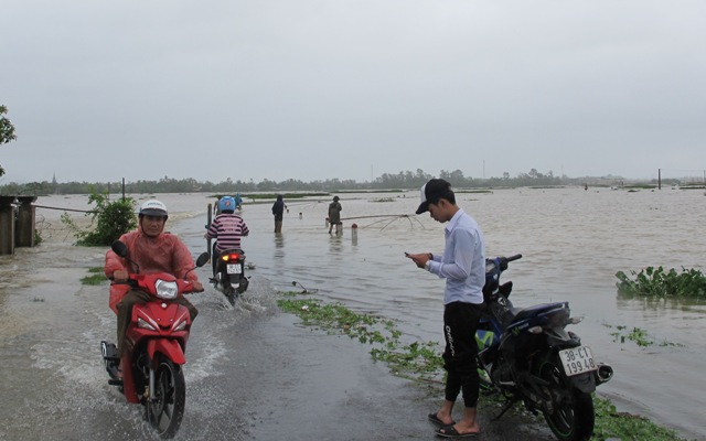 Mưa lớn trên diện rộng, 2 người và 1 xe tải bị lũ cuốn trôi - Hình 3