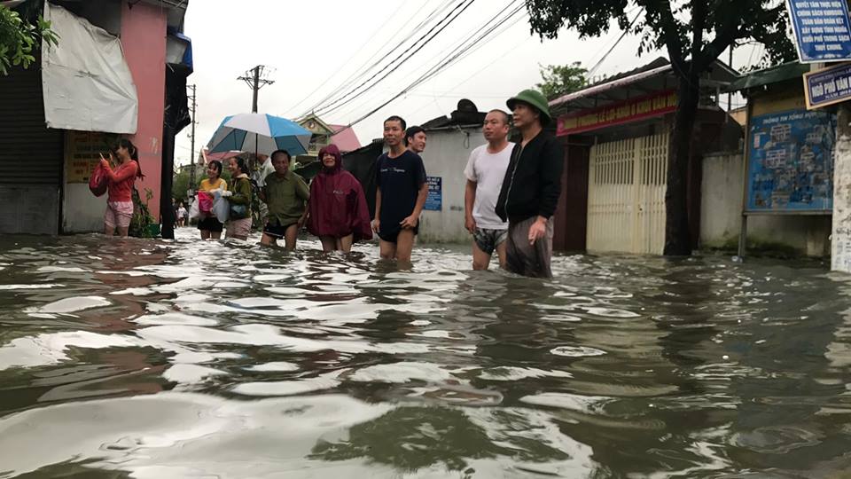 Mưa lớn trong đêm, TP.Vinh lênh láng nước, có nơi ngập 1m - Hình 5