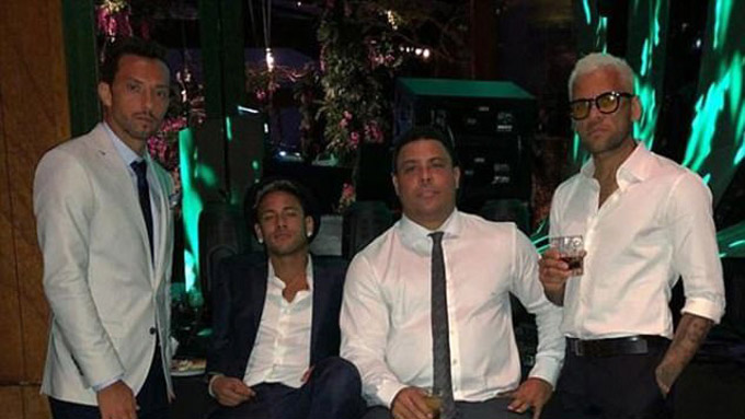 Neymar, Alves rủ nhau đi gặp Ronaldo - Hình 1