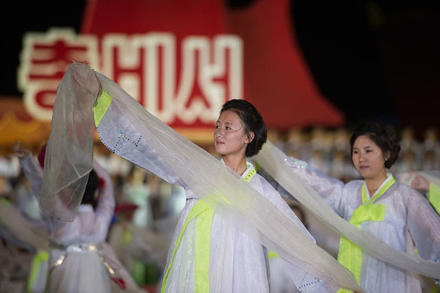 Pháo hoa rợp trời Bình Nhưỡng trong ngày kỉ niệm ông Kim Jong-il lên nắm quyền - Hình 6