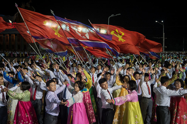 Pháo hoa rợp trời Bình Nhưỡng trong ngày kỉ niệm ông Kim Jong-il lên nắm quyền - Hình 4