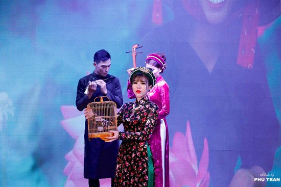 Đường cong như búp bê đẹp khó tin của kiều nữ áo dài Sài Thành - Hình 13