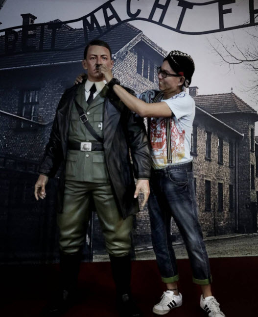 Indonesia: Dựng tượng sáp Hitler cho dân tới chụp ảnh - Hình 2