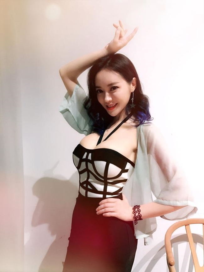 Mỹ nữ soán ngôi Can Lộ Lộ hở bạo vẫn không bị tuýt còi - Hình 4