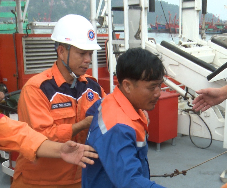 Nghệ An: Cứu sống 13 ngư dân gặp nạn gần đường biên giới trên biển - Hình 2