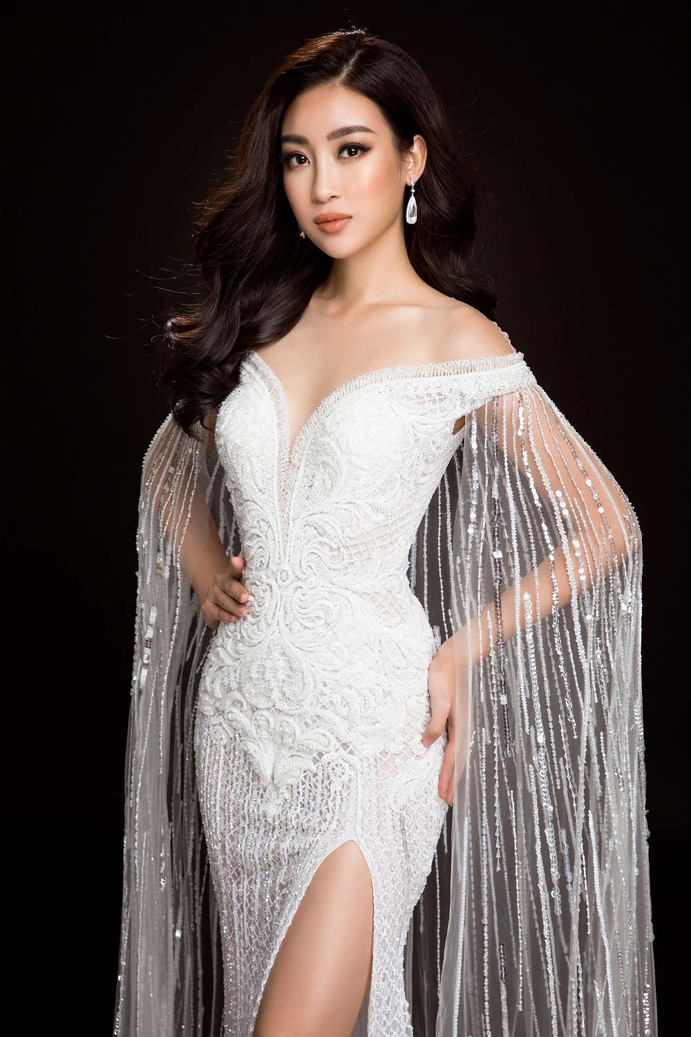 Sao Việt 24h: Thùy Dung, Đỗ Mỹ Linh lộng lẫy váy dạ hội ở xứ người - Hình 4