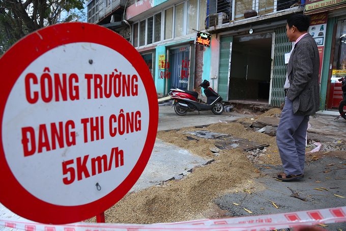 Ảnh-clip: Vỉa hè HN ngổn ngang trong khi chờ thanh tra việc lát đá - Hình 11