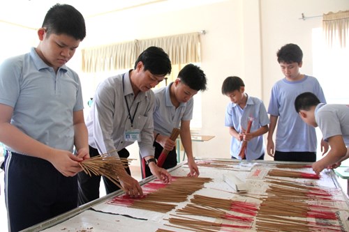 Cánh tay nâng của những học sinh đặc biệt - Hình 2