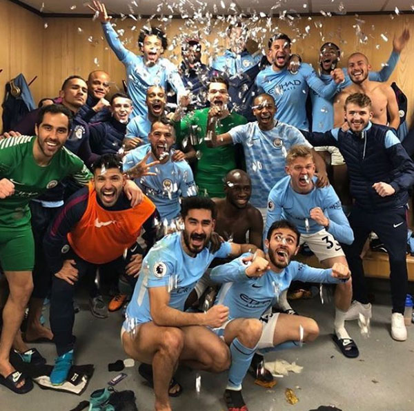 HLV Mourinho và học trò xô xát với cầu thủ Man City - Hình 1
