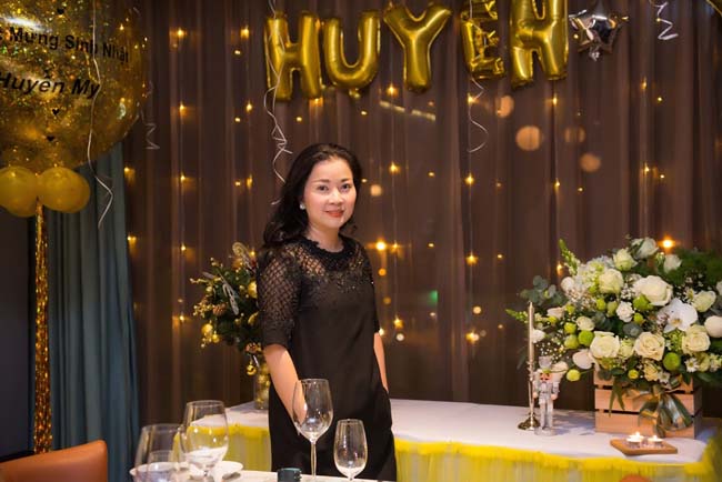 Mẹ Á hậu Huyền My xinh như gái 18 trong sinh nhật của con - Hình 2