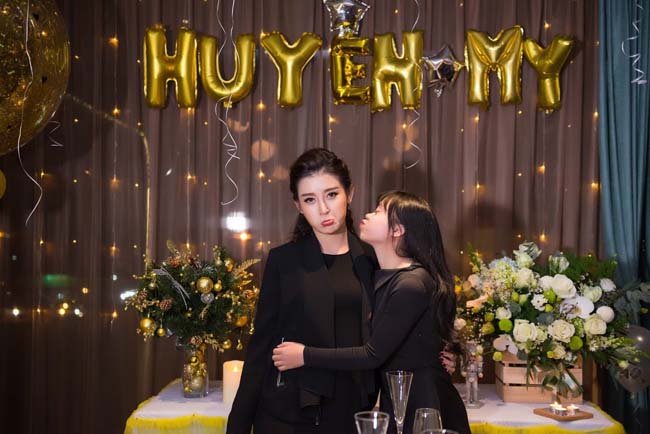 Mẹ Á hậu Huyền My xinh như gái 18 trong sinh nhật của con - Hình 9