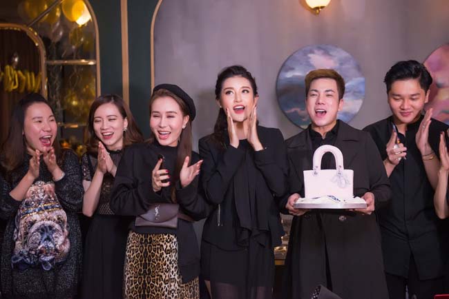 Mẹ Á hậu Huyền My xinh như gái 18 trong sinh nhật của con - Hình 7