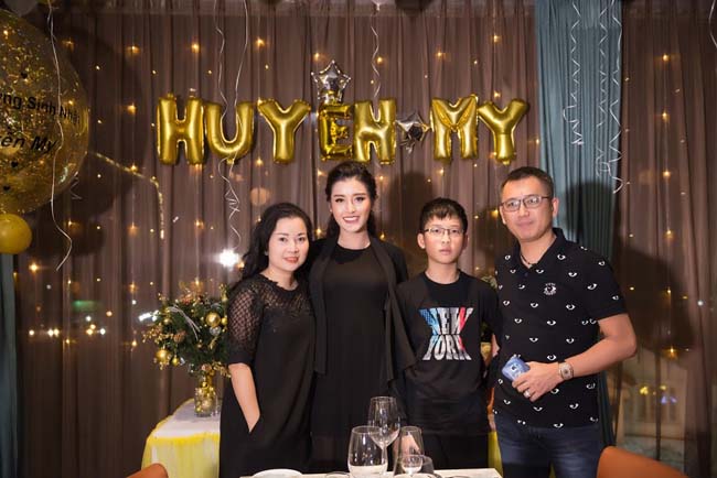 Mẹ Á hậu Huyền My xinh như gái 18 trong sinh nhật của con - Hình 4