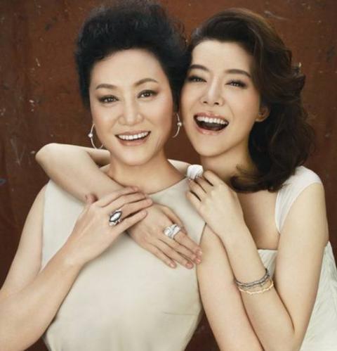 Những cặp mẹ đẹp con xinh hơn cả hoa hậu của showbiz Hoa - Hình 4