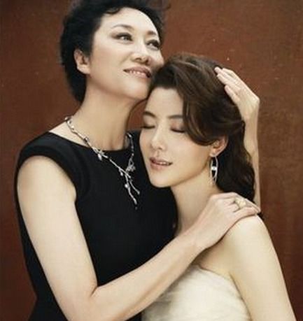 Những cặp mẹ đẹp con xinh hơn cả hoa hậu của showbiz Hoa - Hình 5