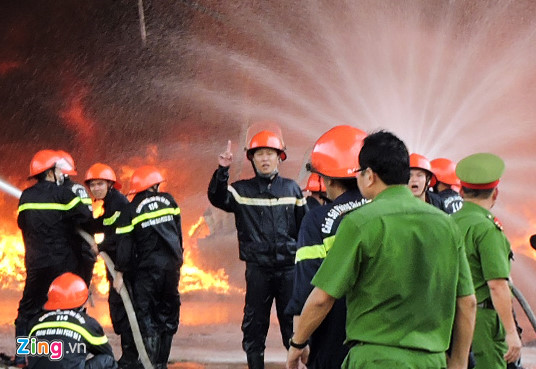Trụ điện cao thế đổ ập trong đám cháy lớn ở Vũng Tàu - Hình 2