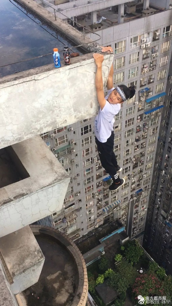Trước khi chết, diễn viên Trung Quốc từng thách thức ở độ cao khó tin - Hình 1