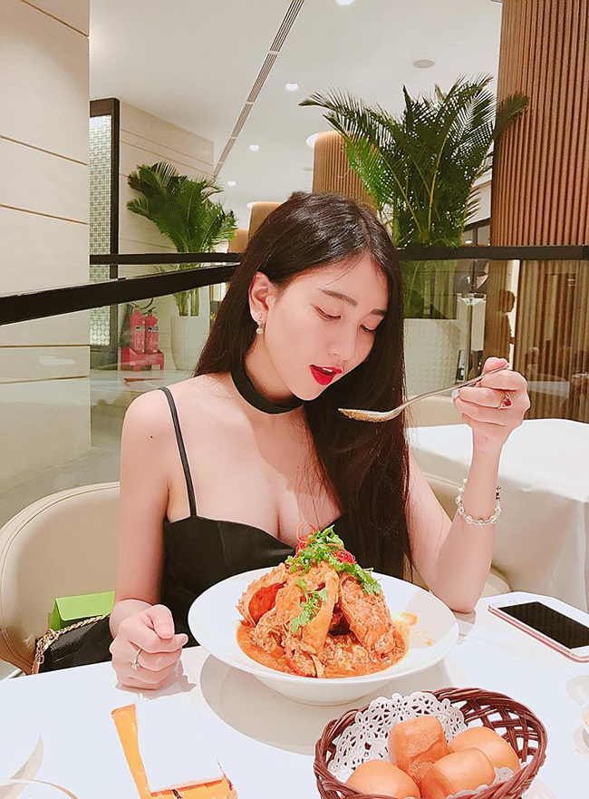 Vào đại học, cô em út họ Hồ ngày càng gợi cảm đến khó rời mắt - Hình 14