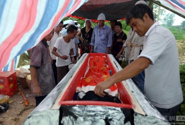 Thăm mộ con gái mới chôn được 3 ngày thấy quan tài bị lật ngửa, cha mẹ khóc ngất khi - Tâm sự - Việt Giải Trí
