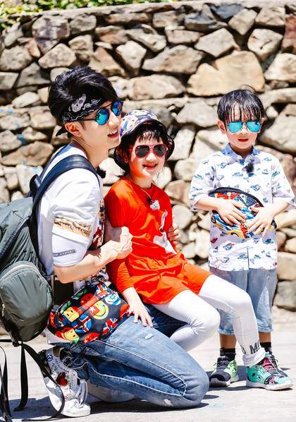 Mặc kệ showbiz đầy kẻ ngoại tình, các sao này luôn chung thủy với thanh mai trúc mã của mình - Hình 11