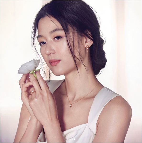 Mặc kệ showbiz đầy kẻ ngoại tình, các sao này luôn chung thủy với thanh mai trúc mã của mình - Hình 2