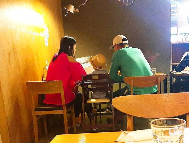 Mặc kệ showbiz đầy kẻ ngoại tình, các sao này luôn chung thủy với thanh mai trúc mã của mình - Hình 5