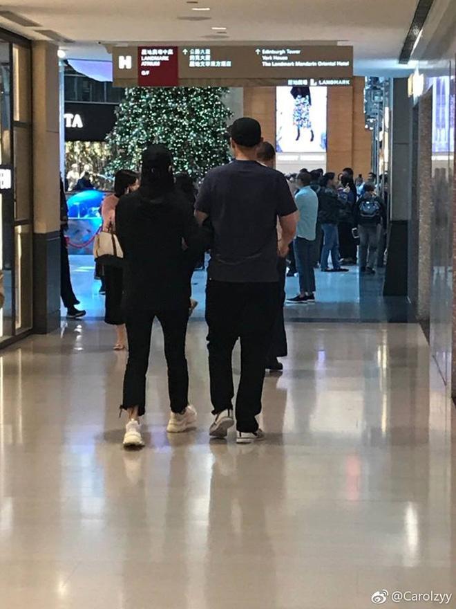 Mặc kệ showbiz đầy kẻ ngoại tình, các sao này luôn chung thủy với thanh mai trúc mã của mình - Hình 6