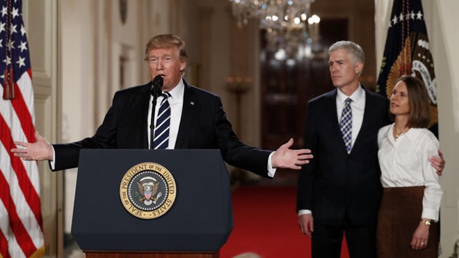 Trump chọn thẩm phán Tòa án Tối cao trẻ nhất trong 25 năm - Hình 2