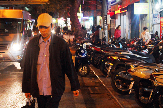 Hà Nội: Hàng quán bủa vây lòng đường, vỉa hè trong đêm - Hình 4