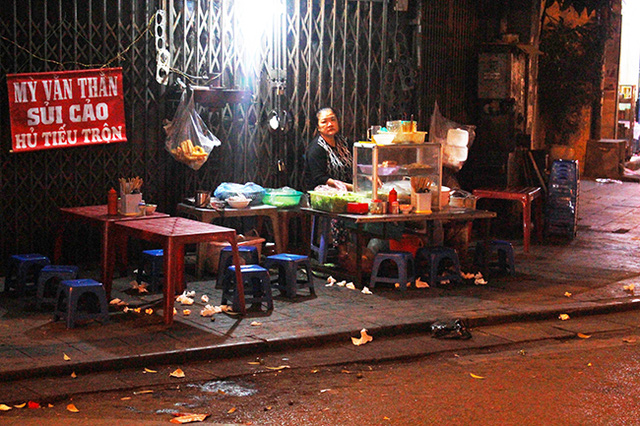 Hà Nội: Hàng quán bủa vây lòng đường, vỉa hè trong đêm - Hình 7