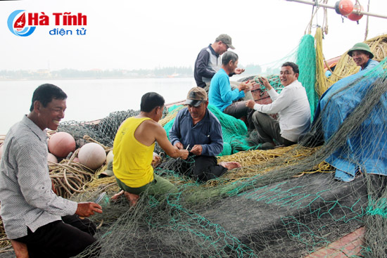 Hà Tĩnh: Bỏ lại sự cố Formosa, những con tàu lại vươn khơi xa - Hình 2