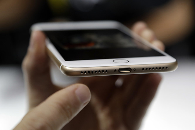 Tất cả iPhone 2017 đều trang bị cổng Lightning kèm khả năng sạc nhanh? - Hình 1