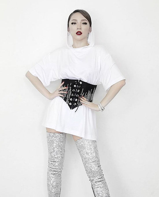 Tóc Tiên mặc nhầm vị trí corset bên ngoài áo thun - Hình 1