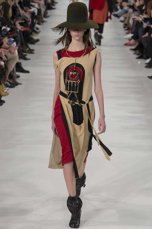 Váy áo đậm chất thơ ca và bông đùa của John Galliano - Hình 8