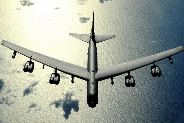 Siêu máy bay tối tân - một siêu phẩm của ngành hàng không quân sự, được trang bị công nghệ và vũ khí hiện đại nhất. Hãy xem hình ảnh liên quan để ngỡ ngàng và cảm nhận sự mạnh mẽ của loại máy bay này.