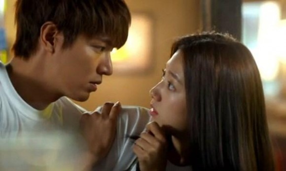 &'Chồng ơi nhè nhẹ thôi... vợ cảm thấy hơi đau rồi' - Hình 2