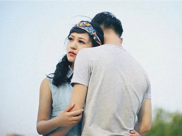 Em cầm lấy tiền rồi tự lo liệu, cưới em thì anh không thể làm được - Hình 3