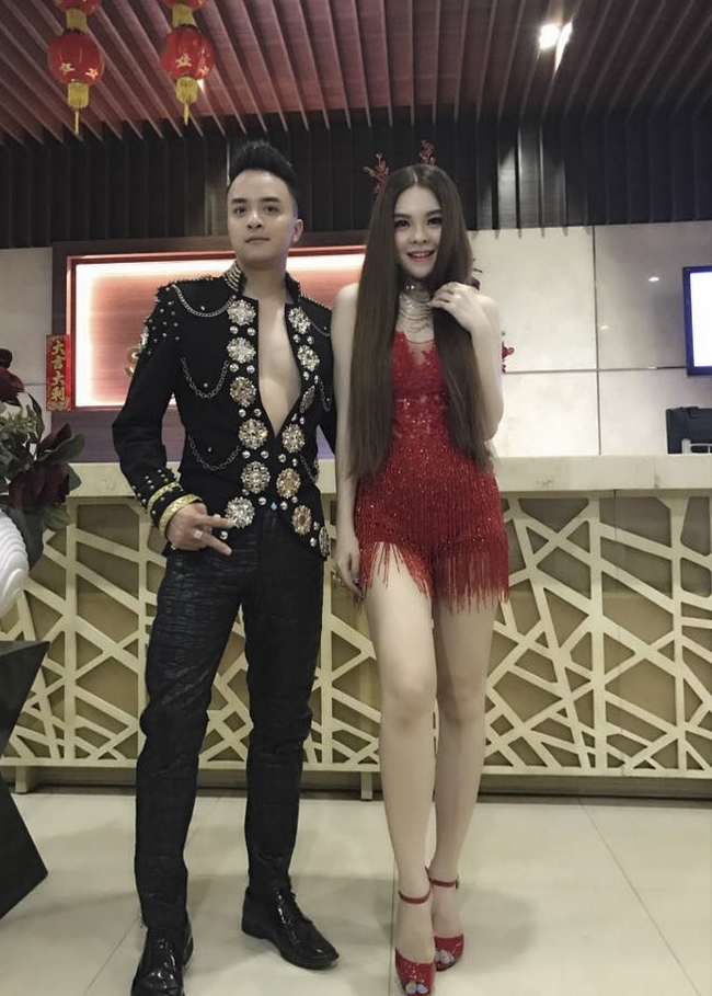 Không ngờ những mỹ nhân hát hội chợ lại nóng mắt mức này - Hình 16