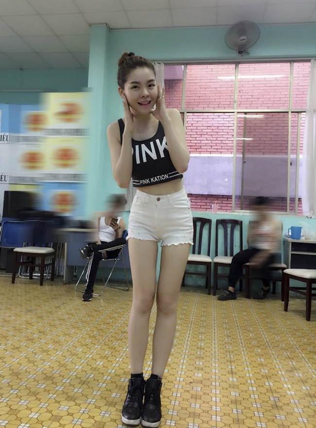Không ngờ những mỹ nhân hát hội chợ lại nóng mắt mức này - Hình 12