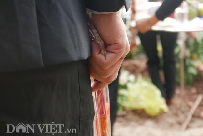 Nghẹn lòng hình ảnh bố bé gái người Việt trước phần mộ con gái - Hình 6