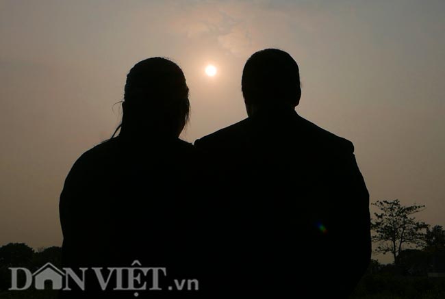Nghẹn lòng hình ảnh bố bé gái người Việt trước phần mộ con gái - Hình 7