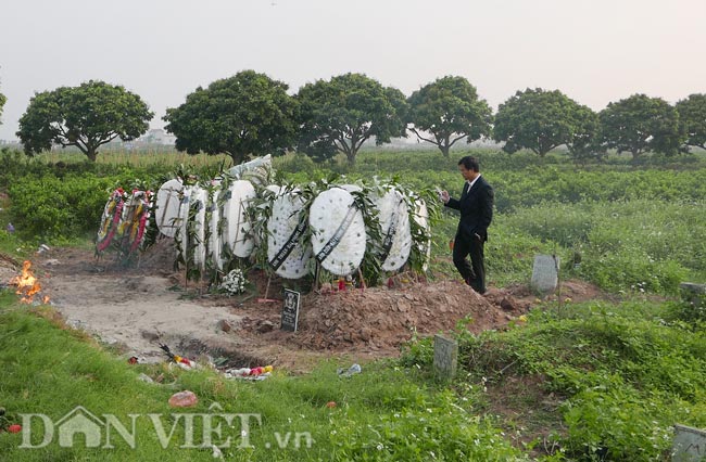 Nghẹn lòng hình ảnh bố bé gái người Việt trước phần mộ con gái - Hình 13